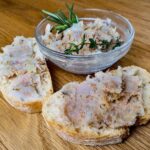 rillettes de poulet sur fond de bois