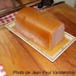 mousse de foie de porc sur une planche en bois
