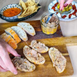 Rillettes de veau sur une planche en bois